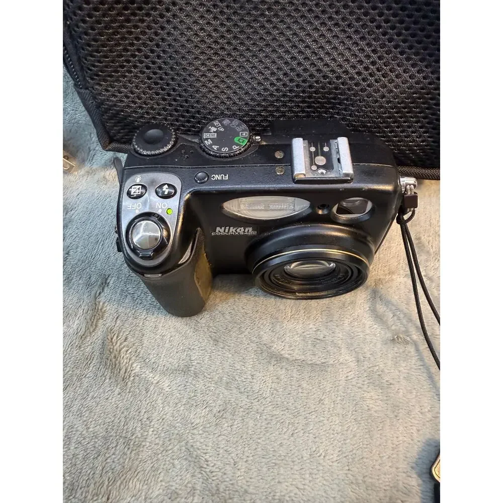 Nikon Coolpix 5400 Digital Camera Bundle Battery Charger SD Card Tripod Case